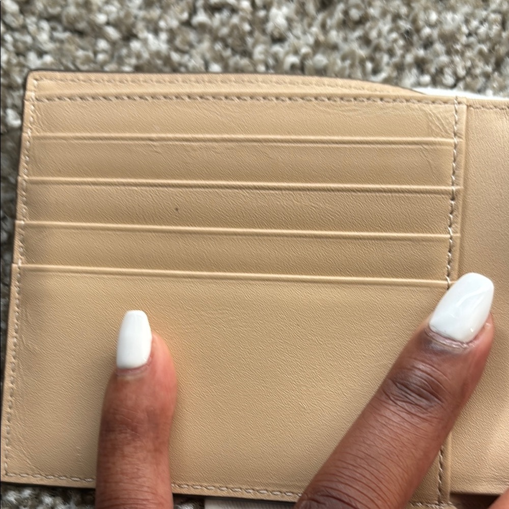 MCM π₯NWTπ₯ White Logo Print Leather Wallet **FULL INCLUSION** - Picture 2 of 5